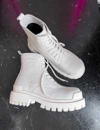 Buty damskie Balenciaga Strike boots white