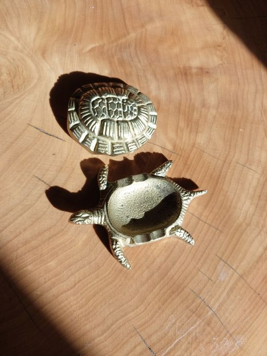 Żółw mosiężny popielniczka