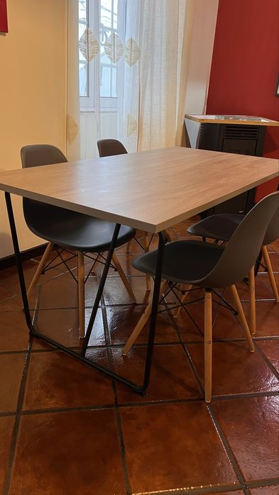 Mesa de jantar em madeira
