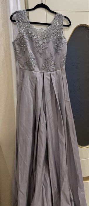 Вечерня красивая длинная пишная платя