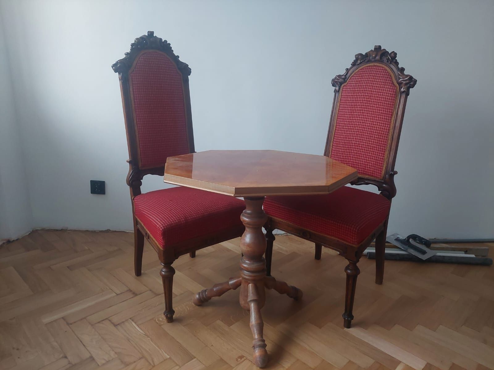 Stolik kawowy i 3 rzeźbione krzesła