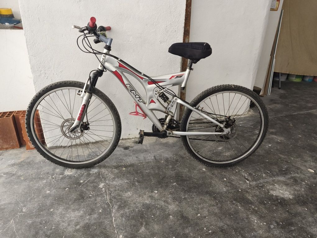 Bike usada e com amortecedor