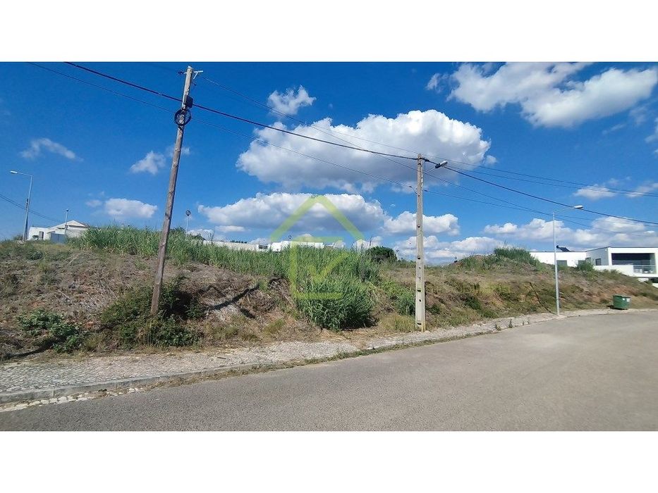 Lote de terreno em Outeiro da Zibreira