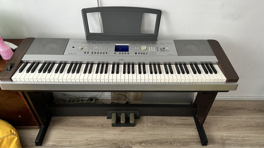 Продам синтезатор Yamaha DGX 640 Portable Grand