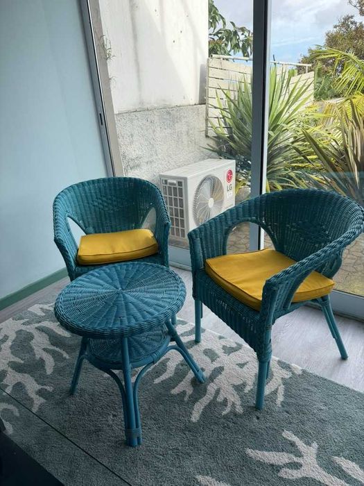 Conjunto mesa e cadeiras com almofadas