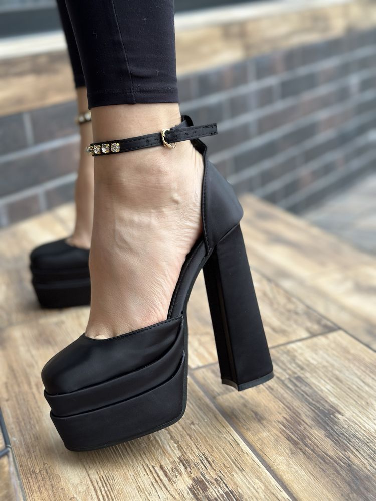 Туфлі у стилі Versace.