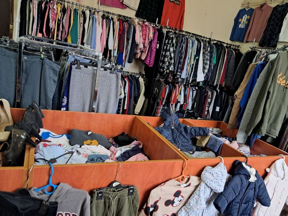 Sprzedam wyposażenie sklepu + towar