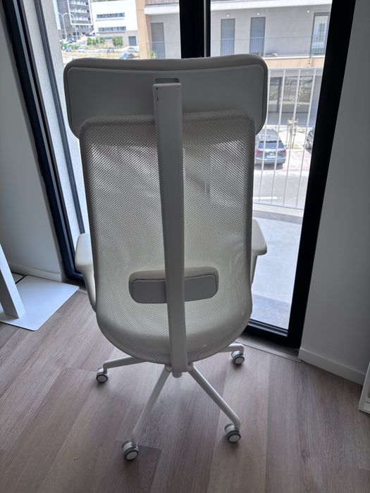 Cadeira escritorio branca em pele