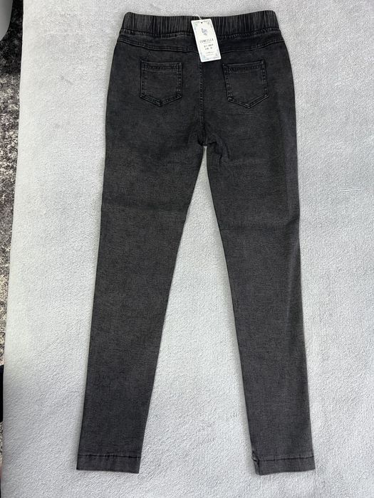 Жіночі джинси чорного кольору