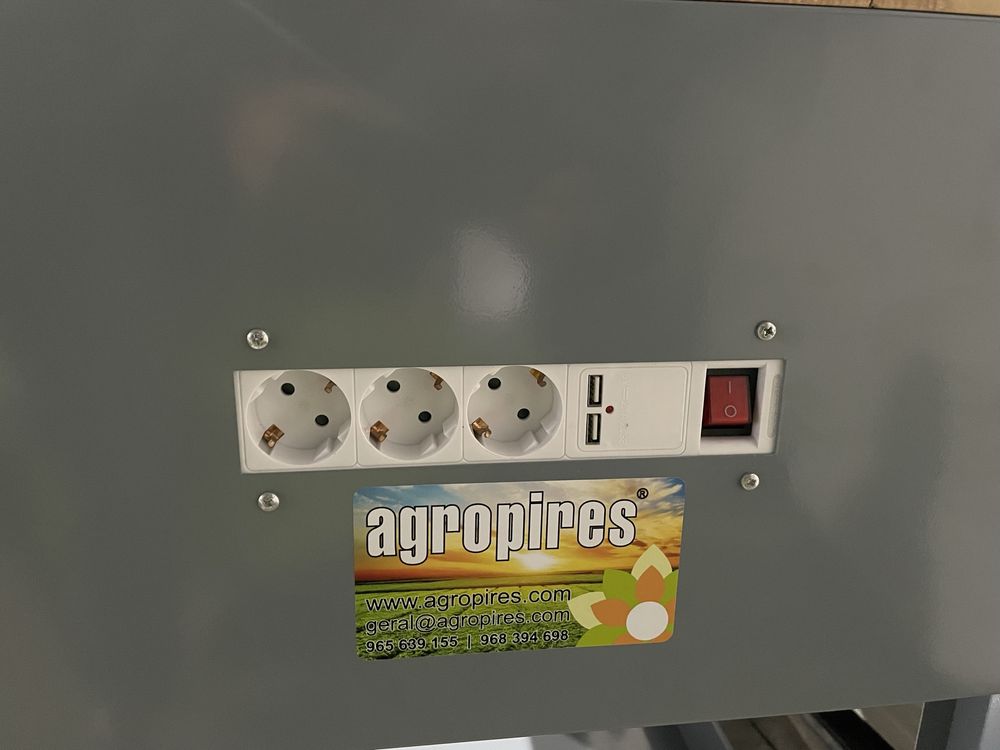 Bancada de trabalho com luz