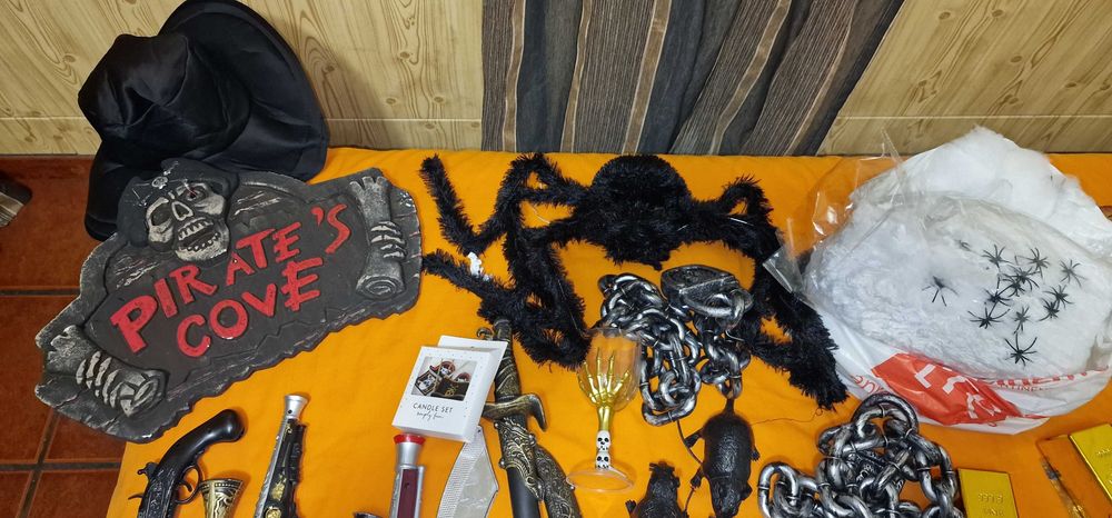 Pirate set for party Carnaval or Halloween. Conjunto piratas carnaval.