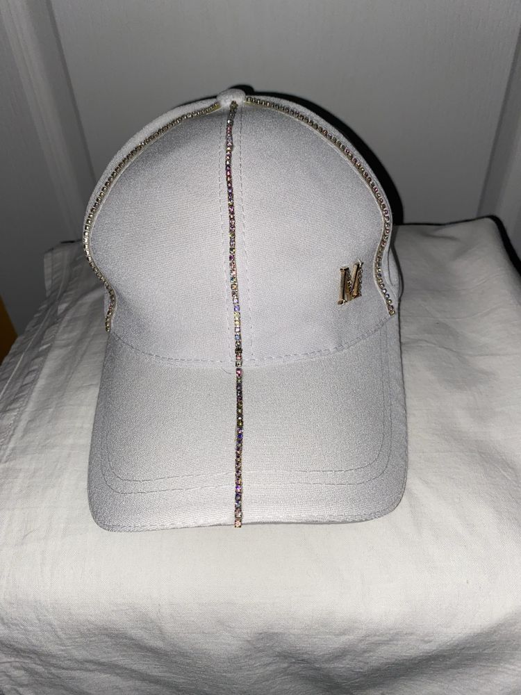 Damska czapka z daszkiem biała, zdobiona cyrkoniami i złotą literą “M”