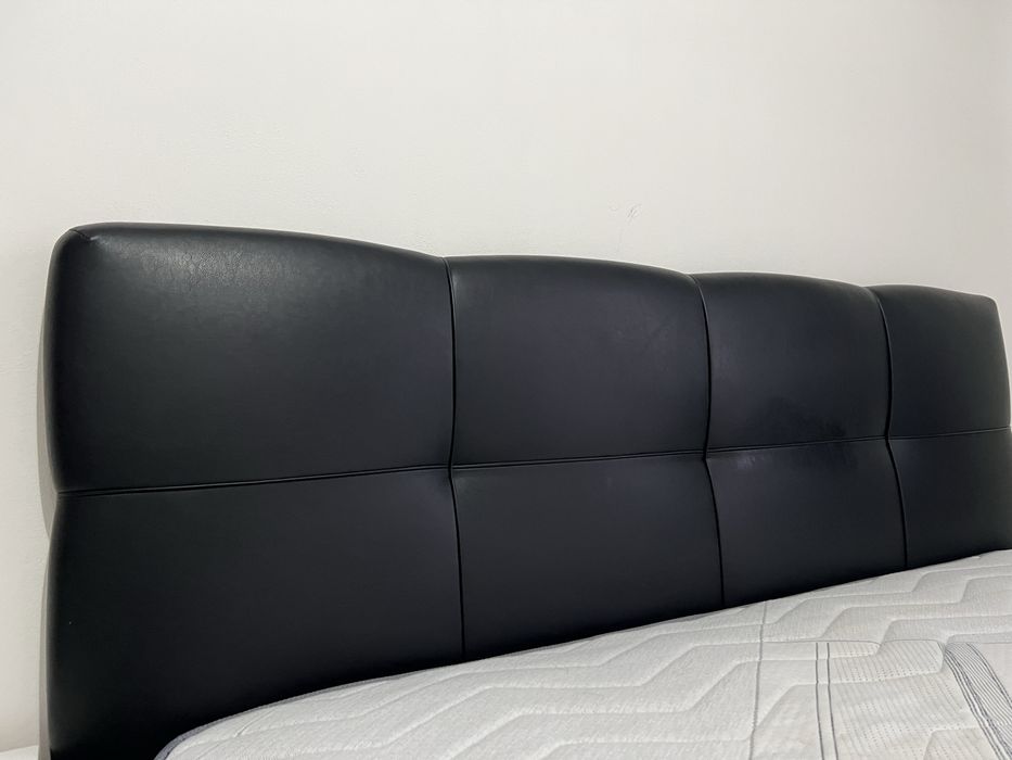Ліжко двоспальне, чорного кольору з шікірзам.