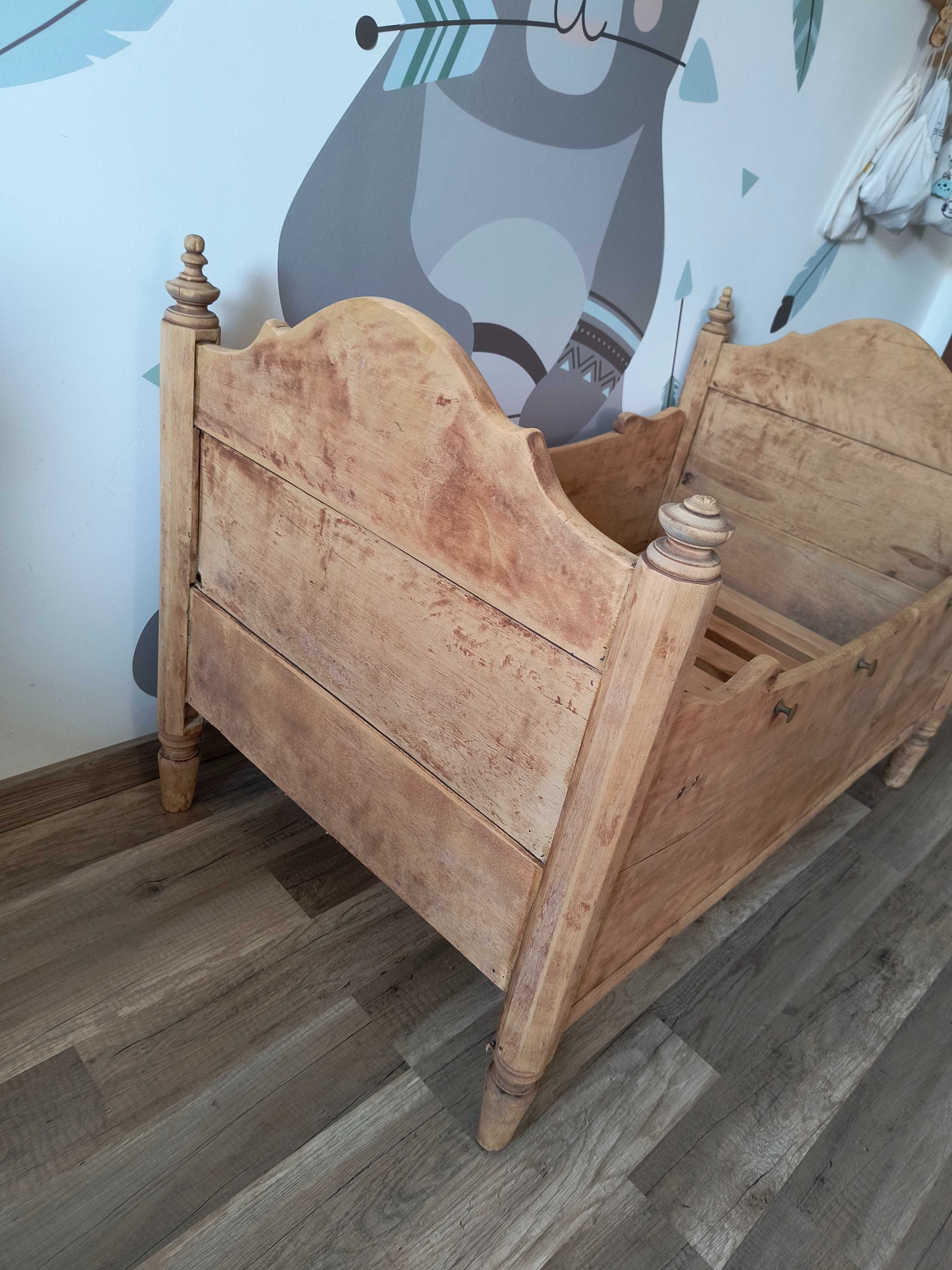 Zabytkowe łóżeczko niemowlęce