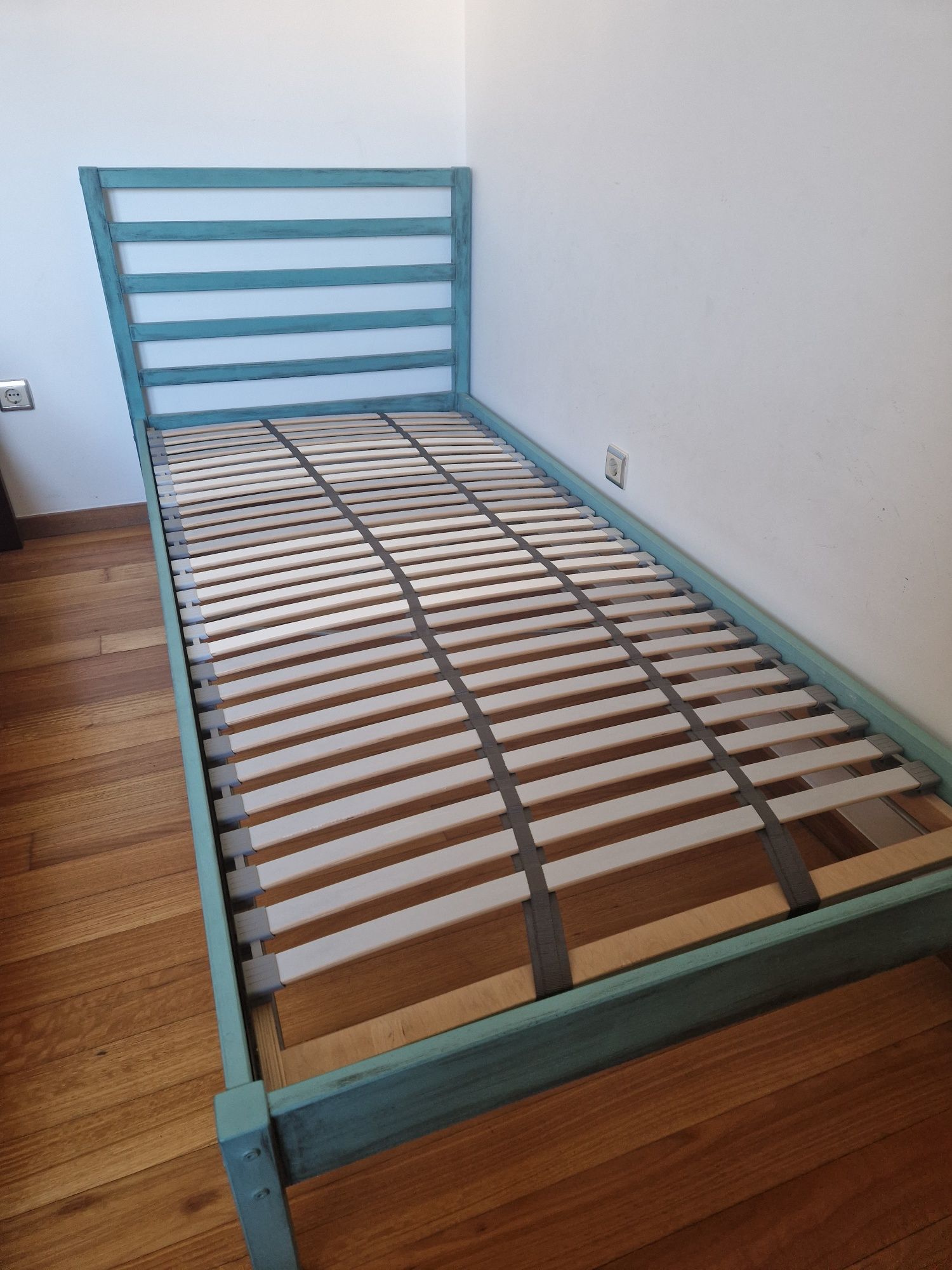 Cama Solteiro Ikea Tarva com estrado