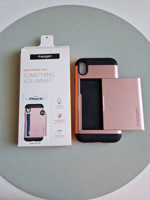 Etui Spigen iphone xr ze schowkiem na kartę płatniczą.