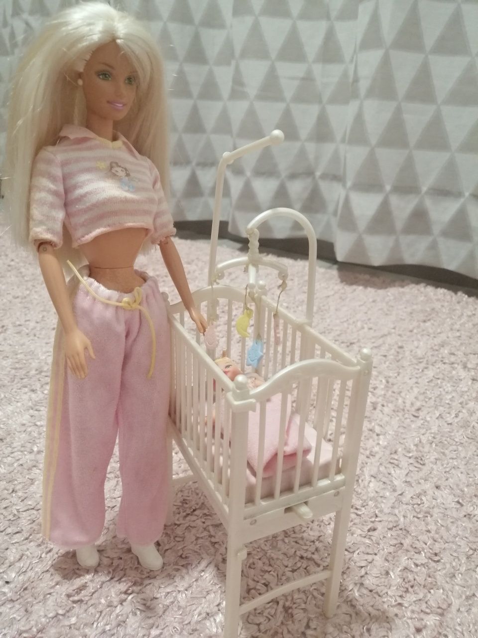 Barbie com bebé e berço