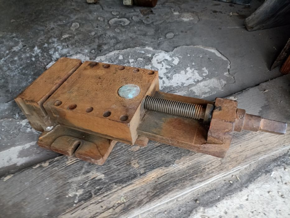 Продам токарні лещата,тіса