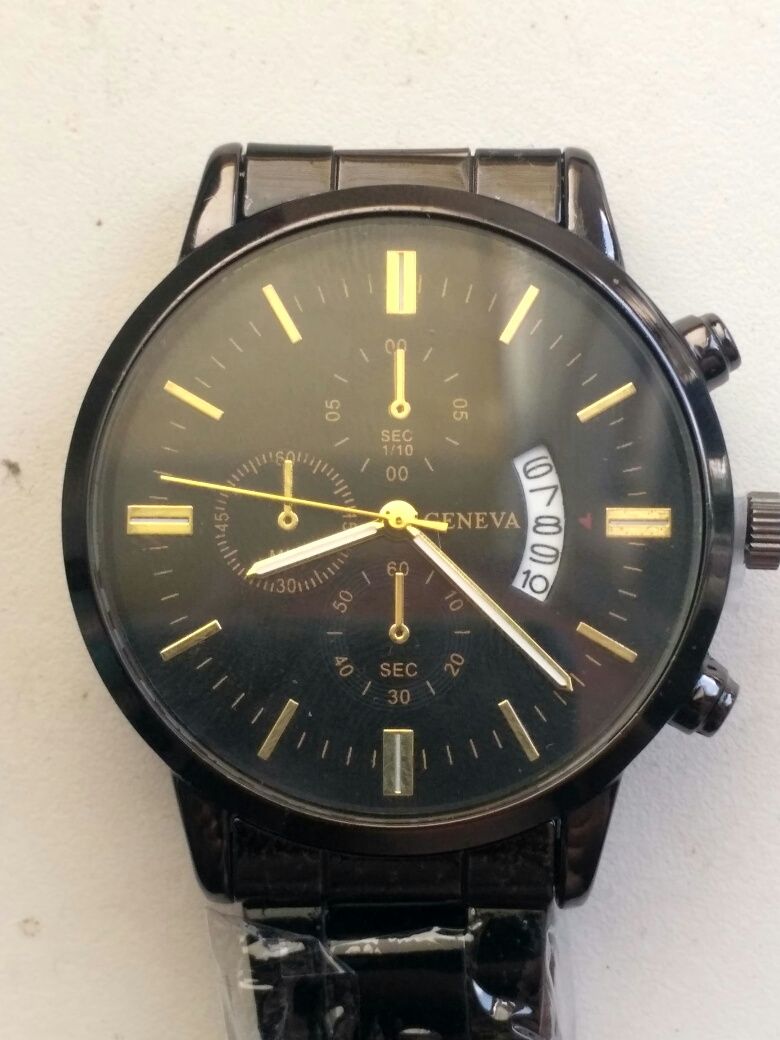 Чоловічий кварцовий наручний годинник з календарем.