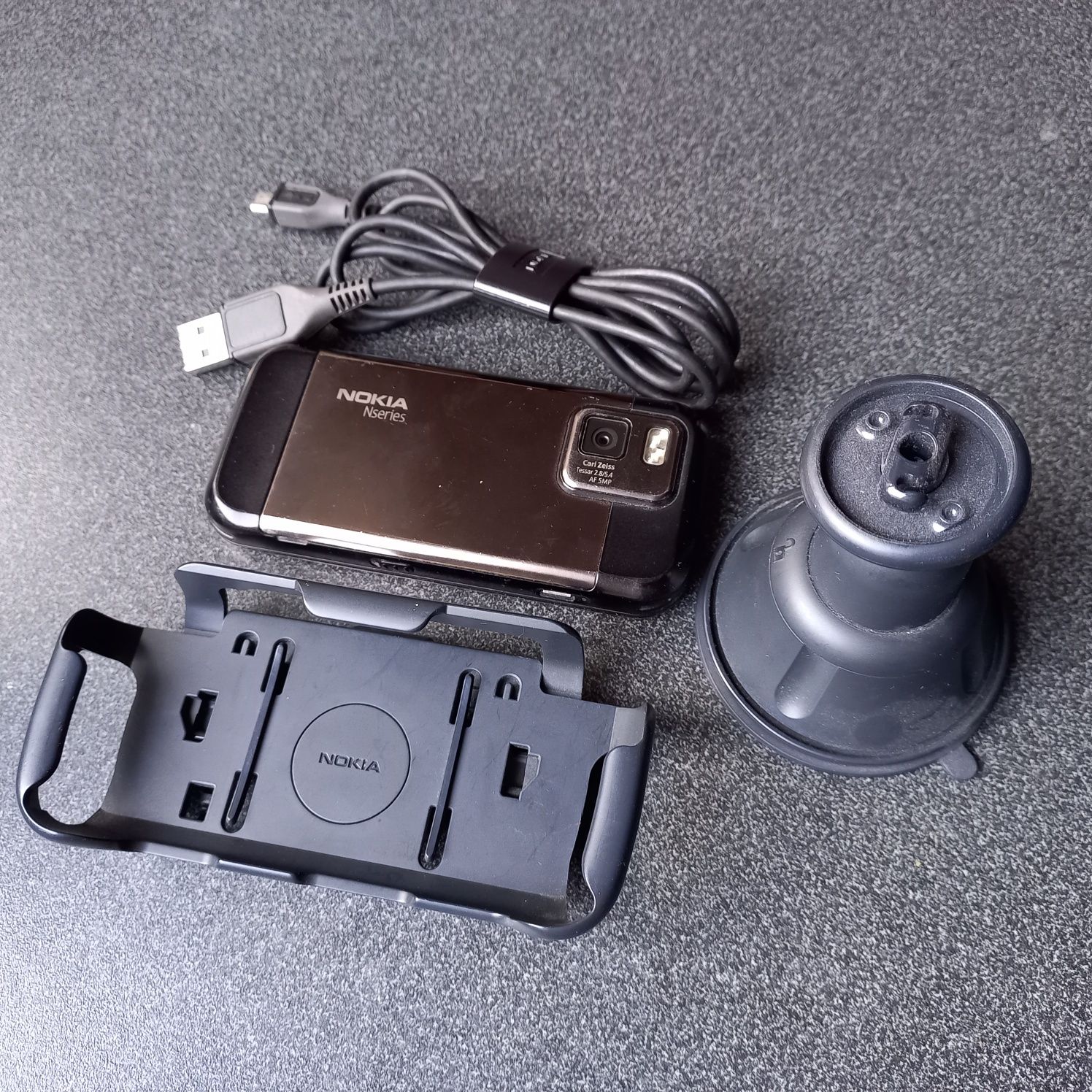 Nokia N97 mini z oryginalnym uchwytem i kablem.