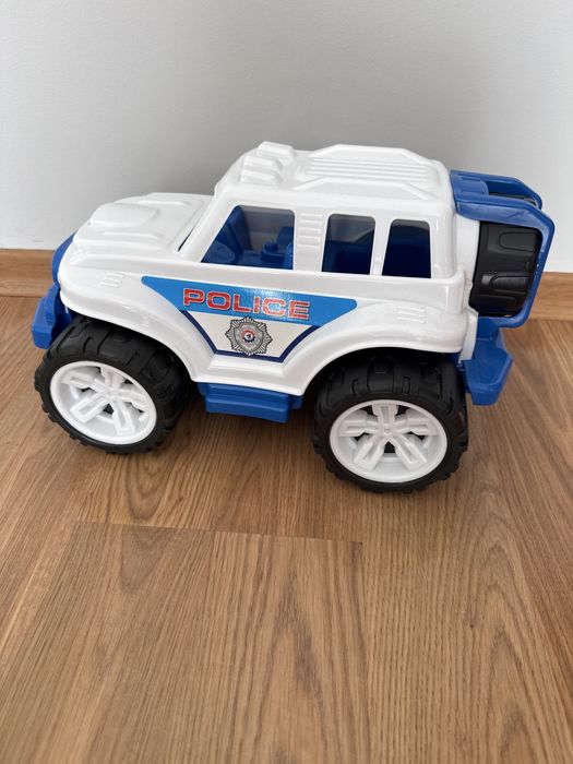 Подіцейська машина і кран