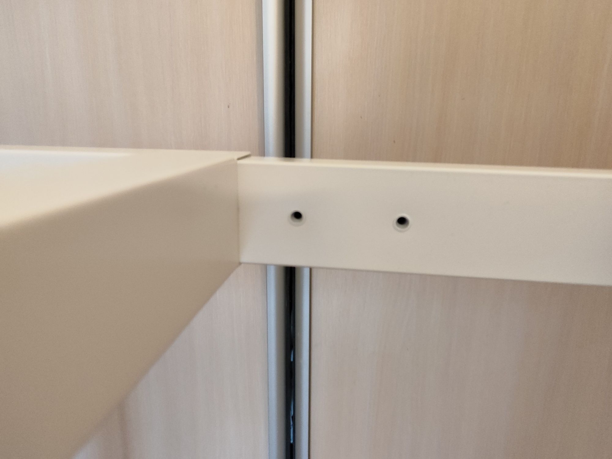 Стіл IKEA б/в гарний стан (1 вмятинка 2 см)