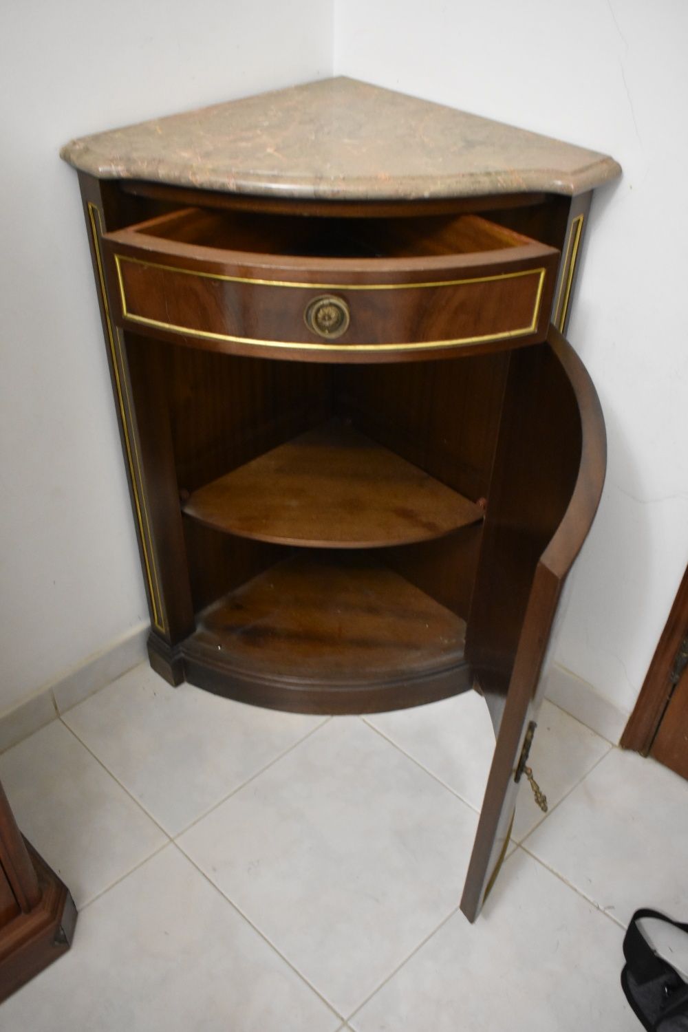 Cantoneira com tampo de mármore