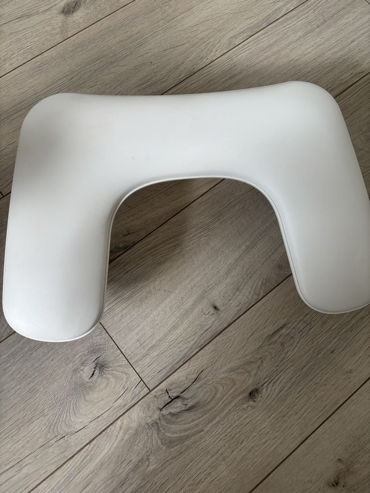 Biala poduszka do manicure na regulowanych nozkach