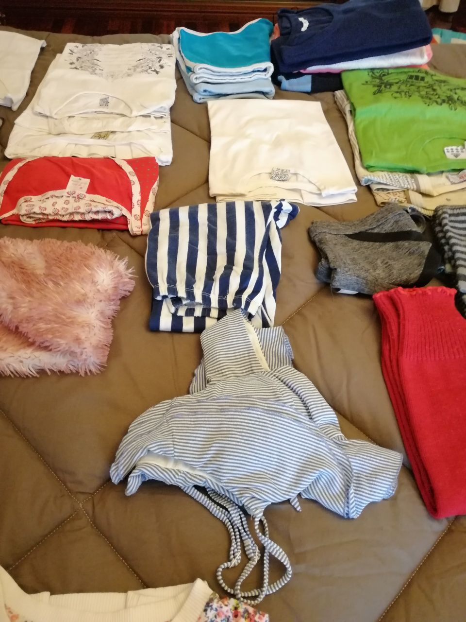 Saco com roupa de menina adolescente