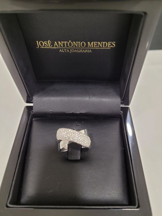 Anel cruzado - ouro branco com diamantes