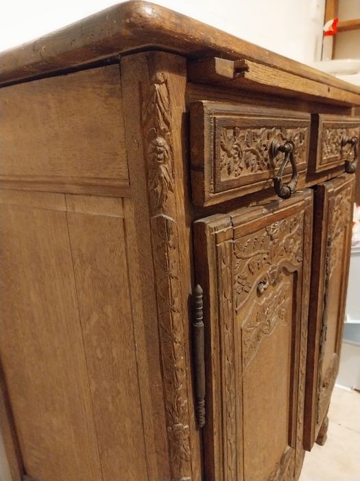 Pequeno móvel antigo usado