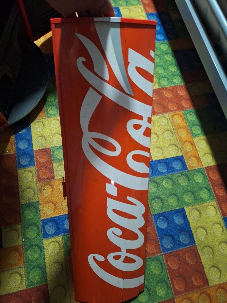 Wieża Akura w coca-coli retro