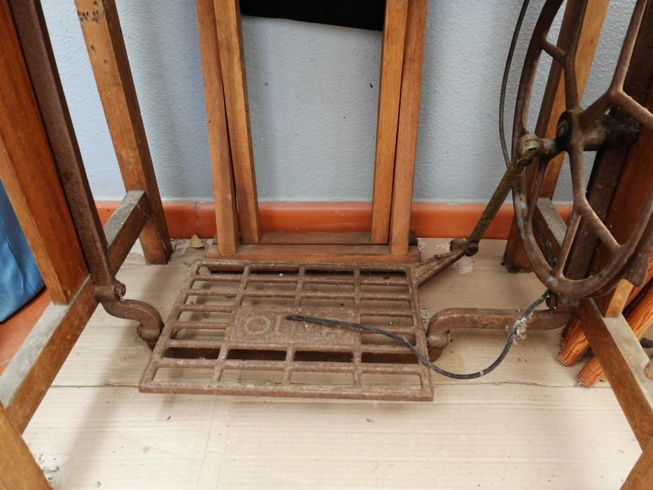 Máquina antiga de costura OLIVA