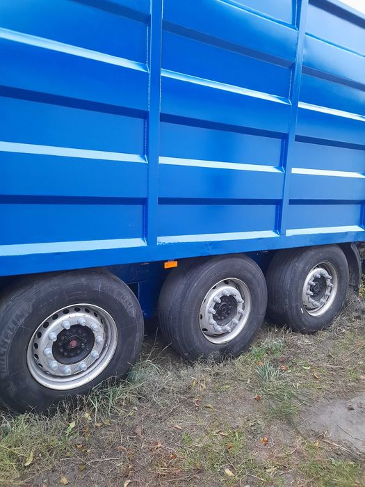 Напівпричіп зерновоз.