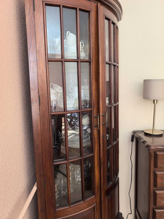 Drewniana mahoniowa witryna z Indonezji