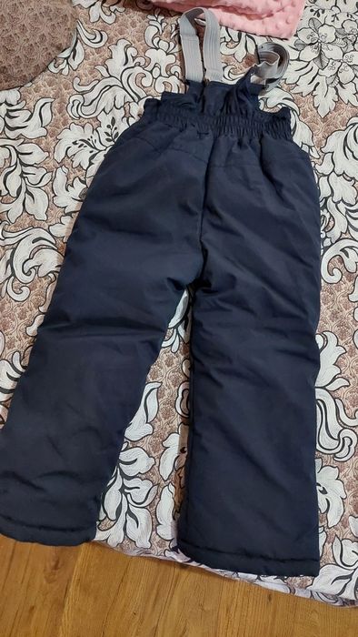 Теплі штани на підтяжках.