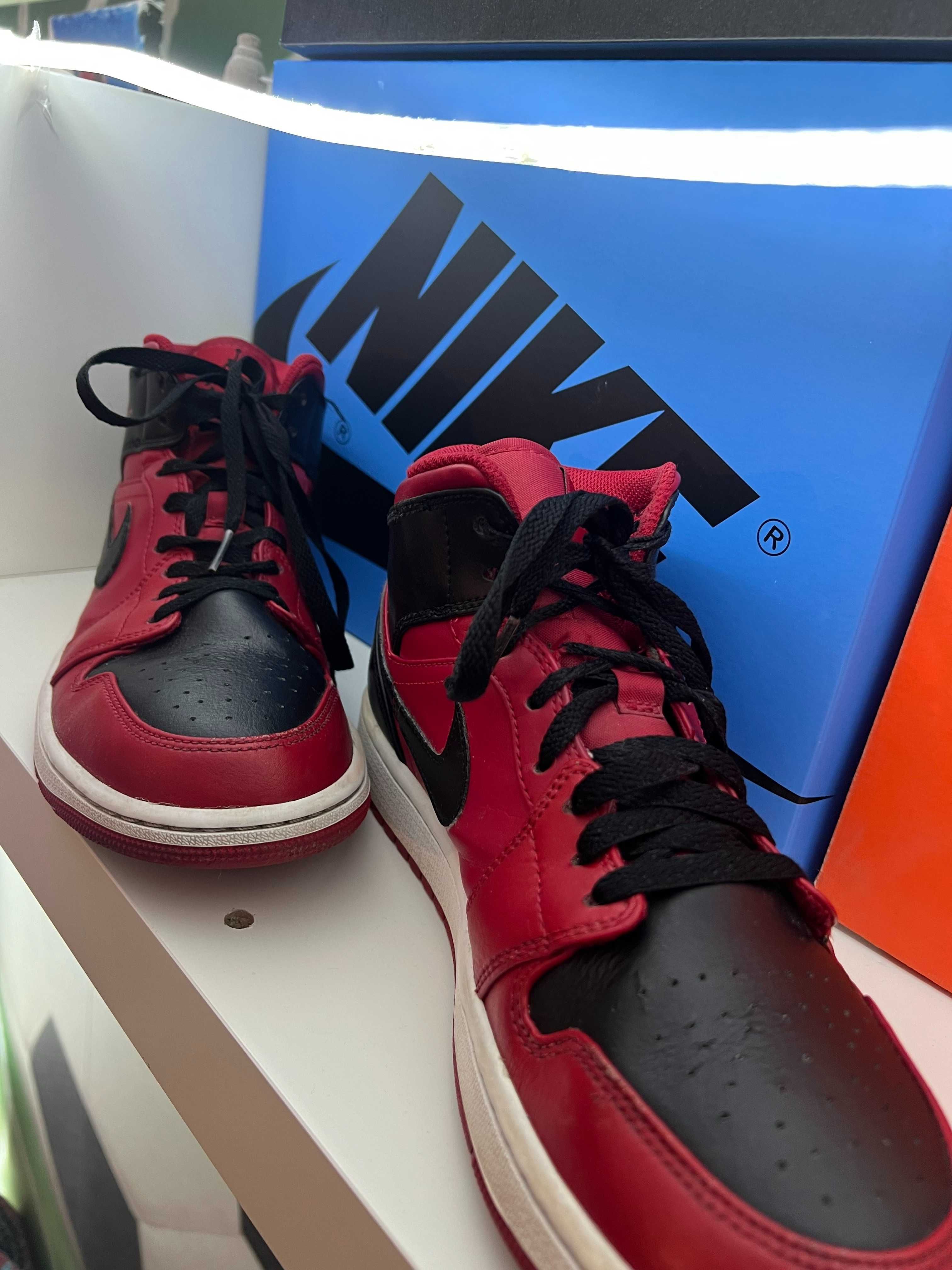 Nike Air Jordan 1 Mid czerwono-czarne