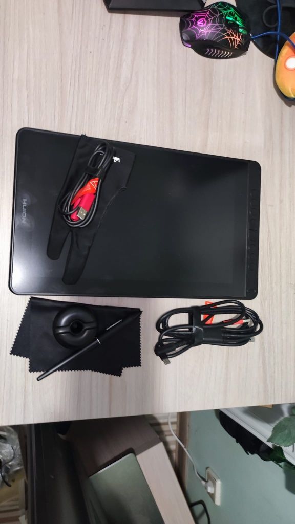 Tablet z rysikiem Huion kamvas 13