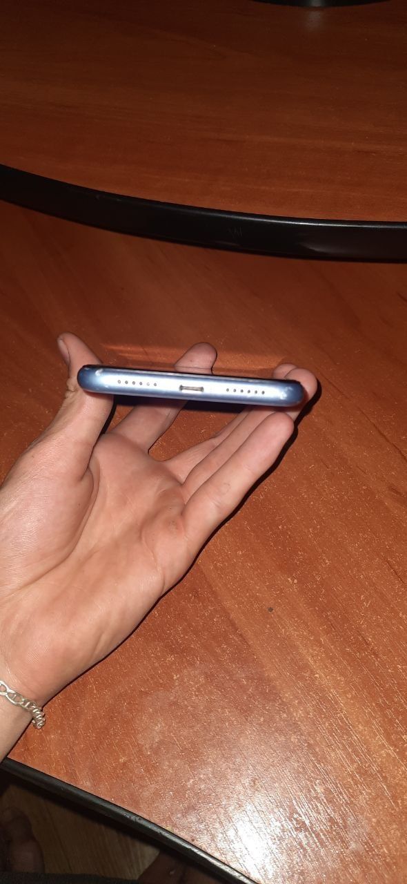 Продам iPhone XR