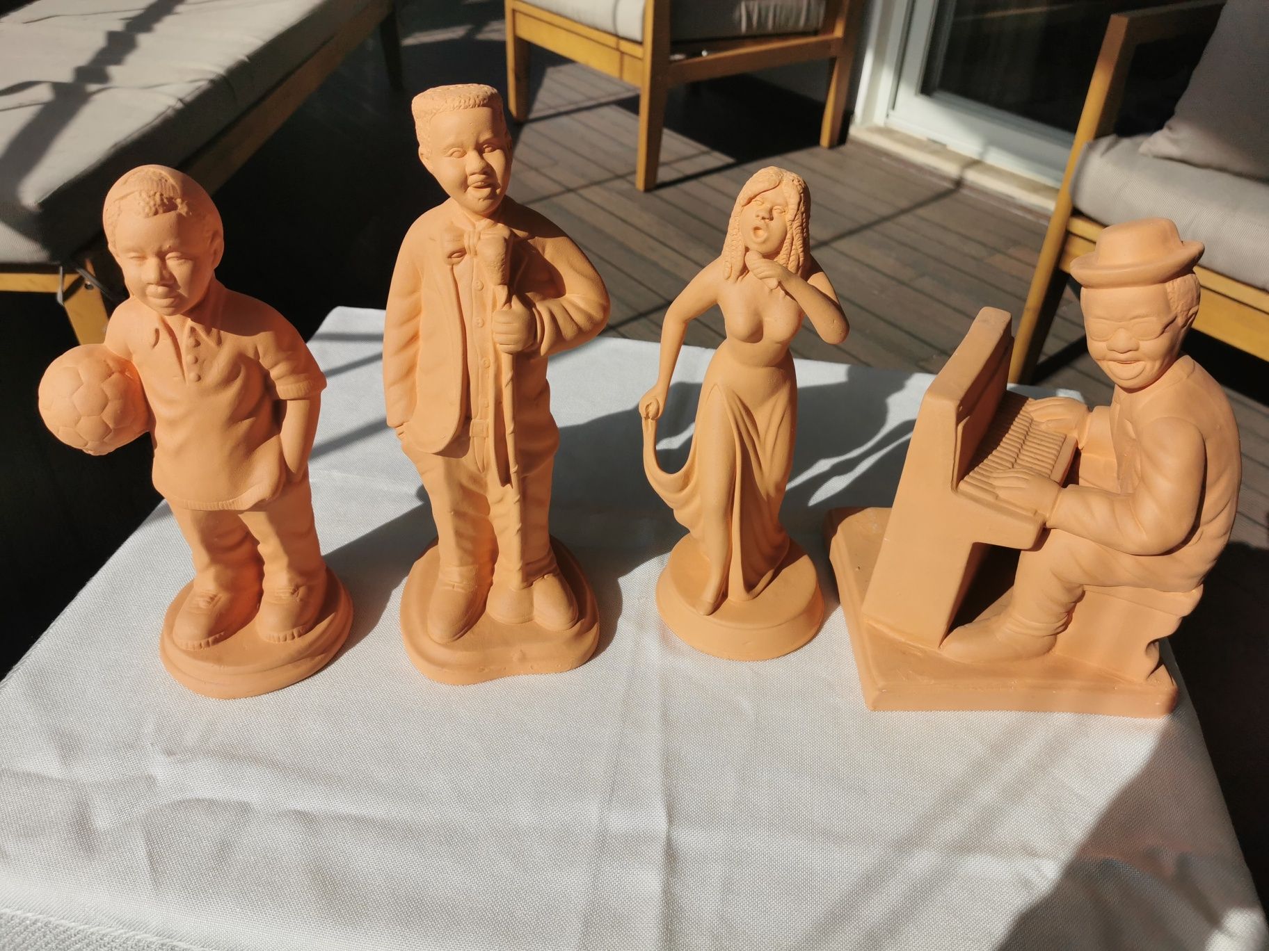 5 estatuetas em barro, para pintar e decorar um Bar com música ao vivo