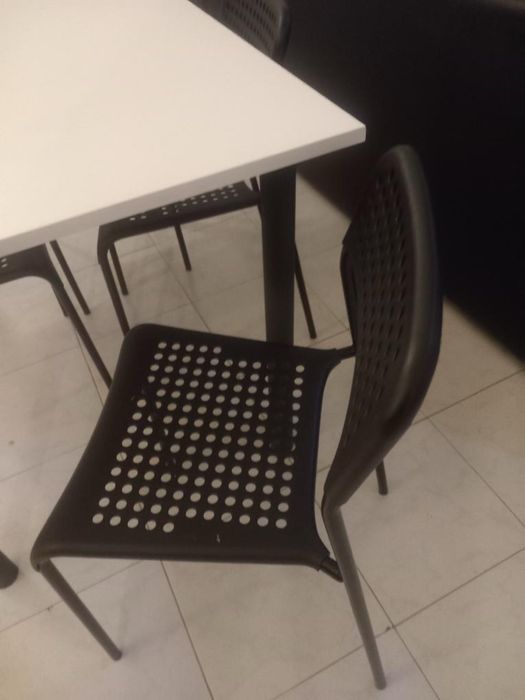 Mesa de jantar com 4 caseiras