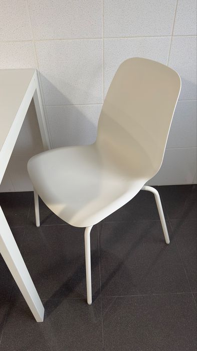 Mesa de cozinha / sala e 3 cadeiras Ikea