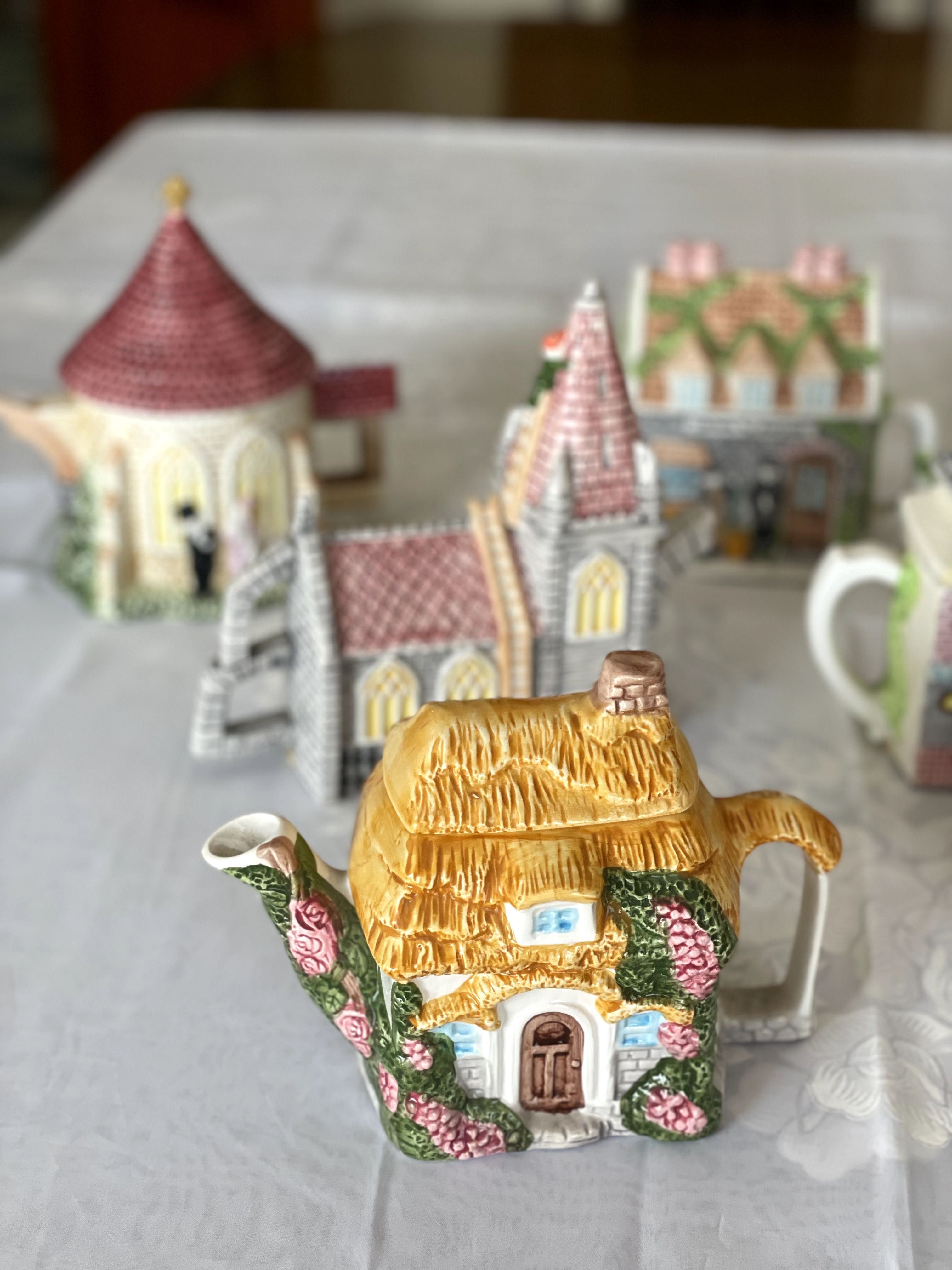 Conjunto de 8 bules de chá decorativos