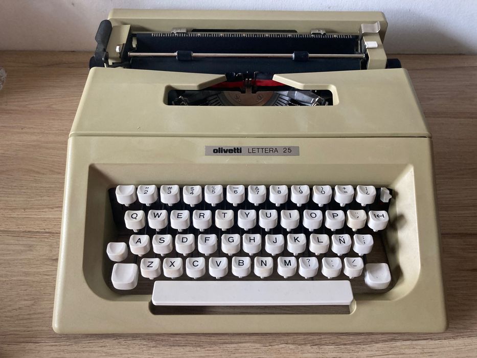 Máquina de escrever  **  Olivetti
