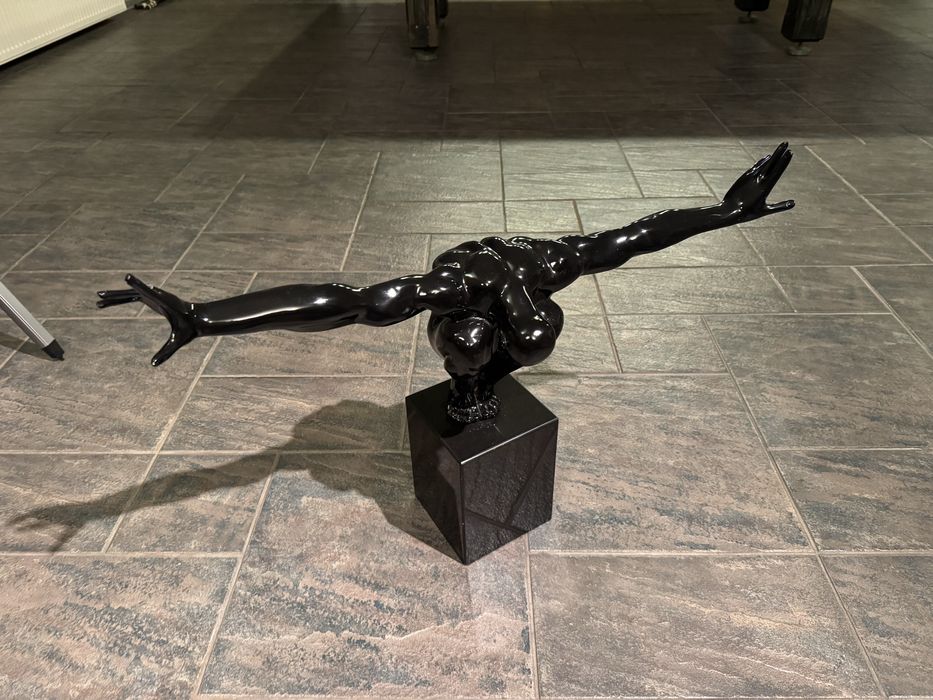 Figurka rzeźba dekoracyjna atleta athlet duża figura memphis czarna