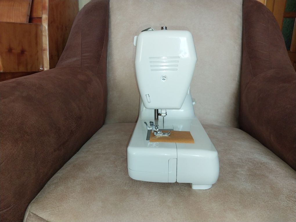 Продам швейную машинку