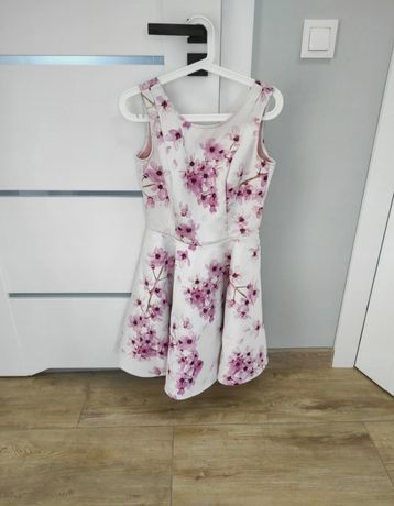 Sukienka biała w kwiaty Mohito 36