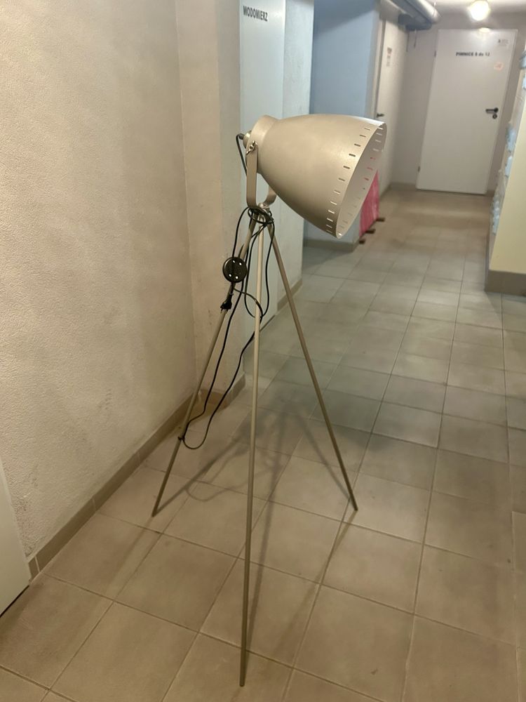 Lampa stojąca do salonu