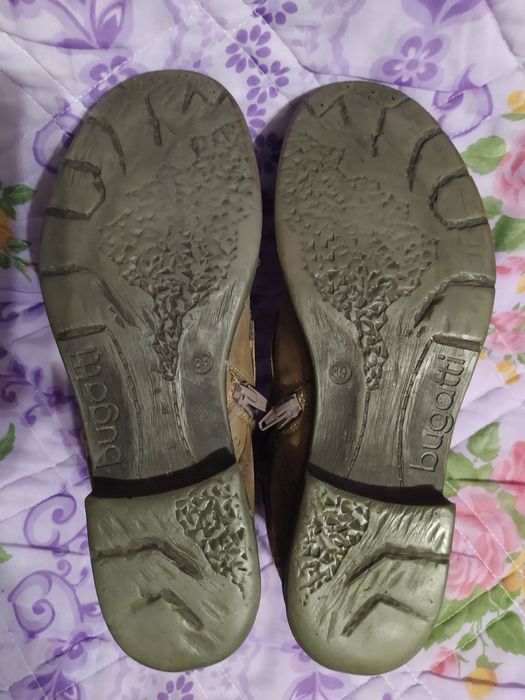 Жіночі ботинки Bugatti Німеччина шкіряні розмір 39 ,по устілці 25,5 см