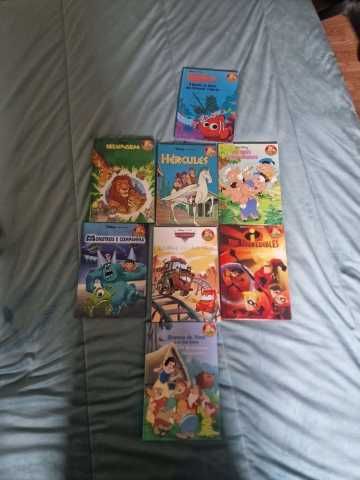 Vários livros das histórias da Disney